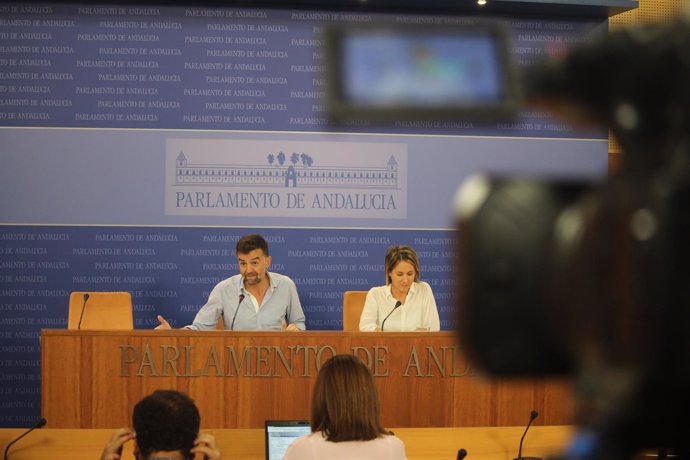 Antonio Maíllo y Marina Albiol, en rueda de prensa