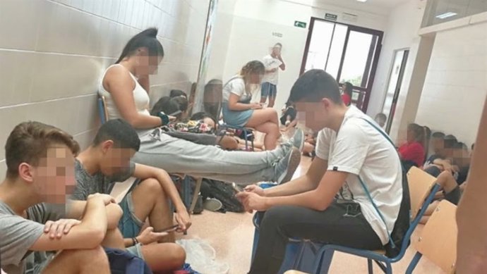 Alumnos del IES Carmen de Burgos de Huércal en los pasillos