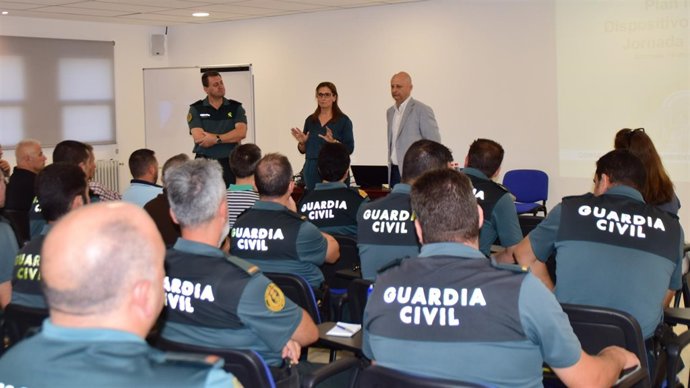 Nota Y Foto/ El Infoca Forma Sobre Seguridad En Incendios Forestales Al Personal