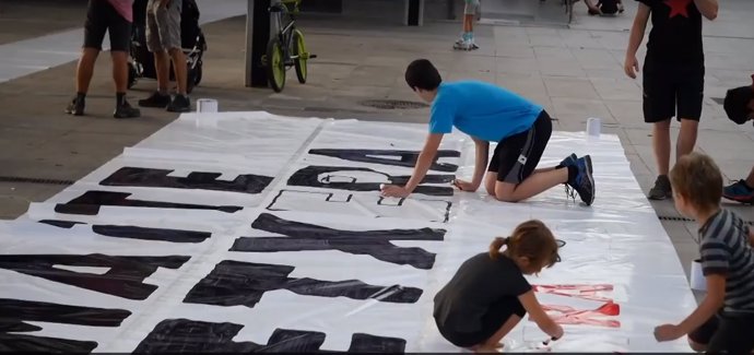 Niños pintan una pancarta para homenajear a la etarra Maite Aranalde