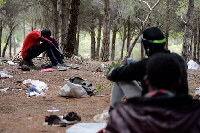 Migrantes africanos en Tánger a la espera de cruzar hacia España