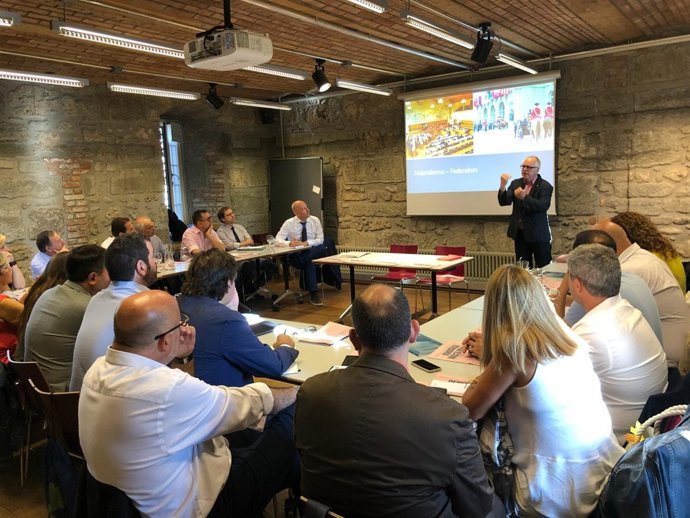 Alcaldes de la ACM viajan a Suiza para conocer casos de democracia directa.