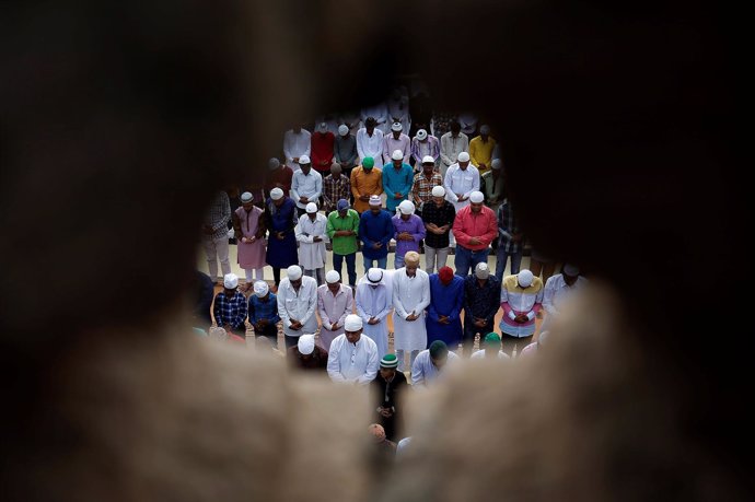 Musulmanes rezan durante el Ramadán en una mezquita en Ahmedabad