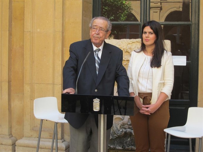 Clemente García junto a la consejera Miriam Guardiola                        