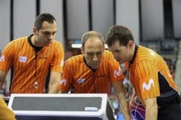 Emilio Pérez Pizarro, Jacobo Rial y Arnau Padrós consultan el Instant Replay