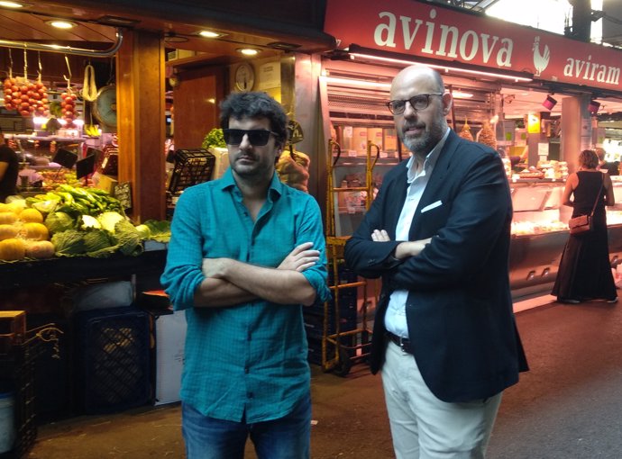 Els escriptors Marc Artigau i Jordi Basté a La Boqueria