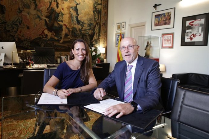 La decana del Icab, M.Eugènia Gay, y el dtor.General de MWCapital, Carlos Grau