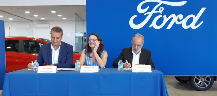 Firma del convenio entre Ford e Igualdad