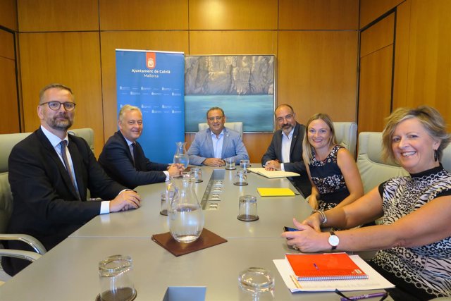 Calvià y la Embajada británica expresan su voluntad de continuar colaborando en la lucha contra el turismo de excesos