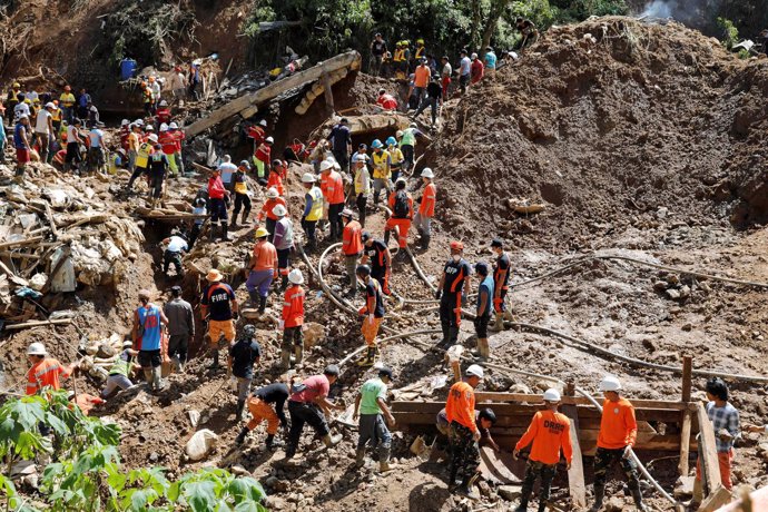 Equipos de rescate buscan a mineros atrapados por deslave provocado por Mangkhut