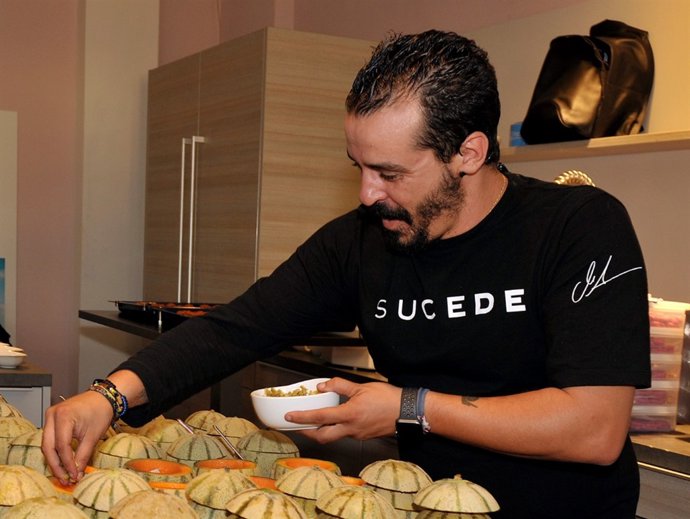 El chef de Suede prepara uno de los platos