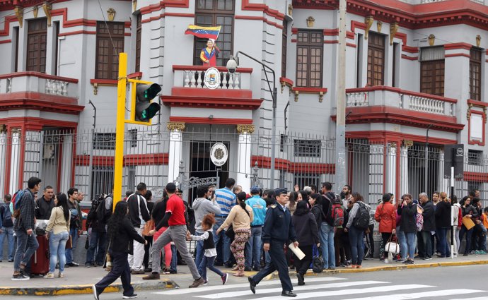 Inmigrantes venezolanos frente a su embajada en Lima, Perú.