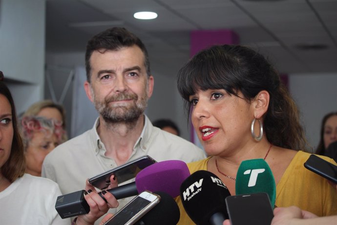 Los coordinadores de Podemos Andalucía y de IU, Teresa Rodríguez y Antonio Maíll
