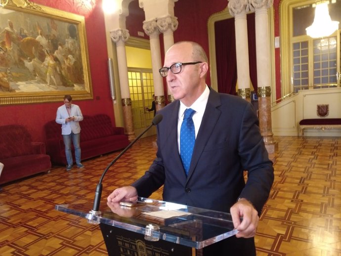 El portavoz del PSIB, Andreu Alcover, en los pasillos del Parlament