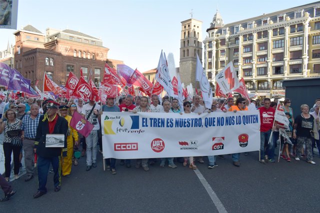Manifestación en apoyo al mantenimiento de FEVE en León
