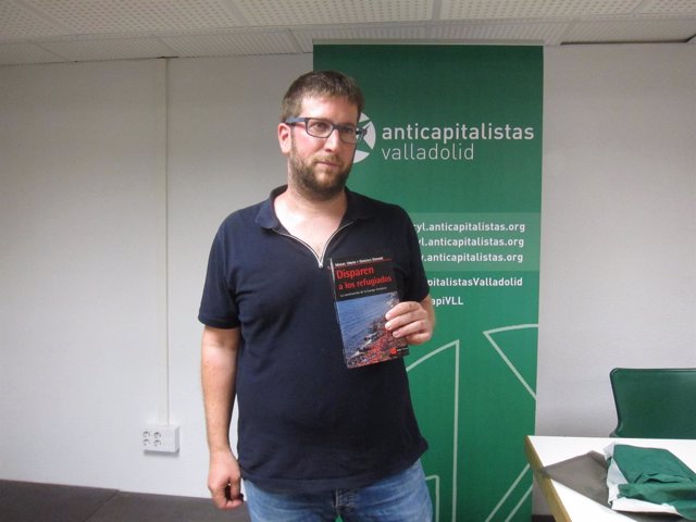 Miguel Urbán, con su libro sobre refugiados. 