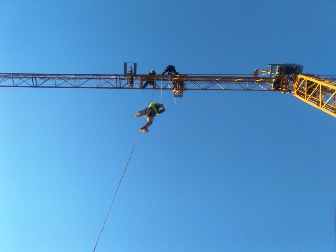 Rescate de un trabajador atrapado en lo alto de una grúa en Pamplona