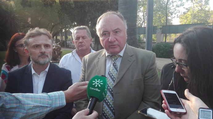 Pál Csáky ofrece declaraciones a los medios en presencia de José Fiscal