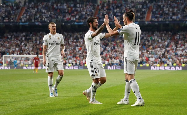 Isco y Bale se abrazan tras un gol