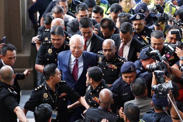 El ex primer ministro de Malasia Nayib Razak llega al tribunal de Kuala Lumpur