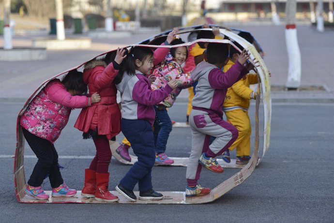 Un grupo de niñas juega en un colegio de China