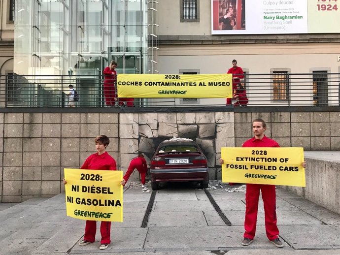 Greenpeace "lanza" un coche al Museo Reina Sofía de Madrid 