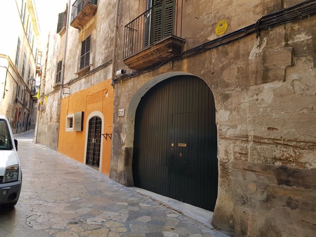 ARCA censura el pintado de una fachada de la calle Caputxines con 'un color disonante'