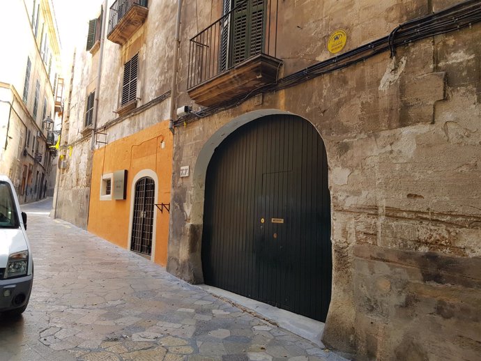 Fachada peintada en la calle Caputxines de Palma