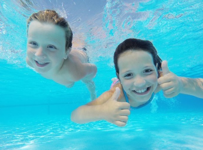 Niños en el agua