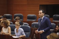 Aguado critica los "chiringuitos" universitarios y Garrido espeta que currículum de Rivera mengua como Benjamin Button