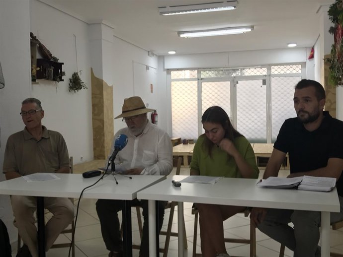 Representantes de la Plataforma contra el Superpuerto de San Vicente