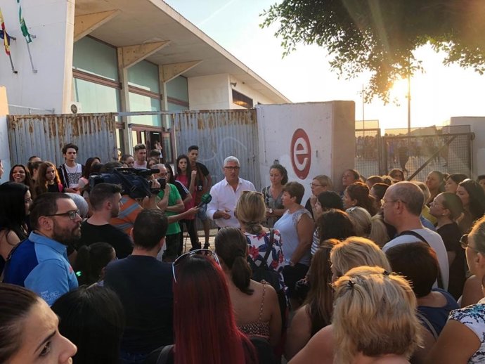 Concentración ante el IES Carmen de Burgos de Huércal de Almería