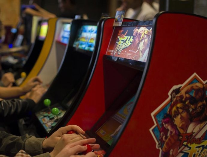 Máquinas de juegos, recreativos