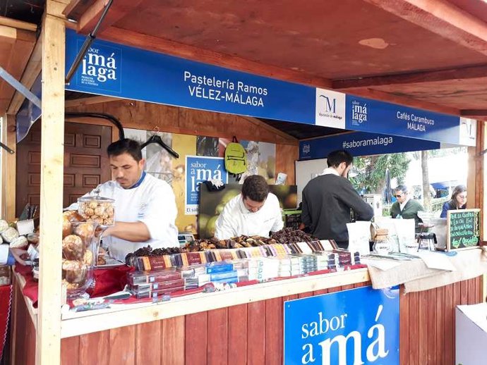 Fiesta sabor a málaga parque puesto expositor ventas pastelería ramos málaga