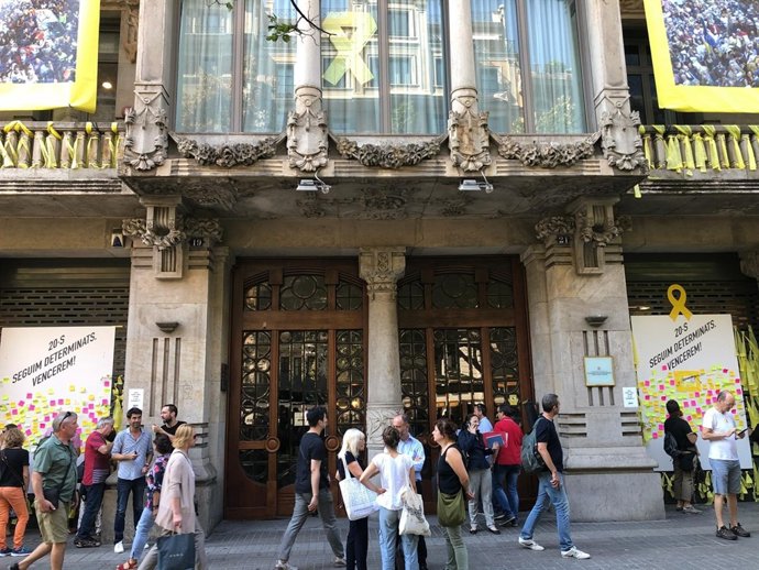 Missatges davant la Conselleria d'Economia 1 any després de la concentració
