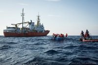 El 'Aquarius' realiza su primer rescate tras volver a patrullar el Mediterráneo