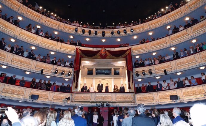 Los Reyes presiden inauguración de temporada del Teatro Real