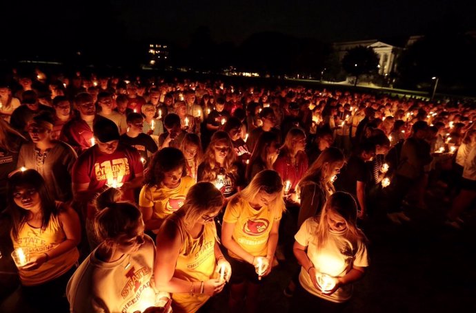 Cientos de estudiantes hacen una  Iowa State en recuerdo de Cecilia Barquin