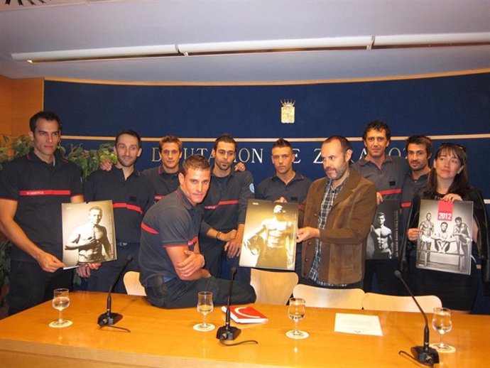 Los bomberos de la Zaragoza presentan en 2011 su calendario solidario