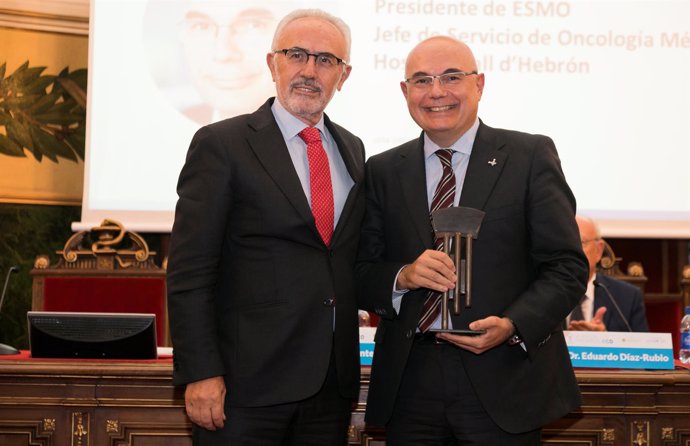 A la izq-, el doctor Josep Tabernero, durante los Premios ECO 2018 