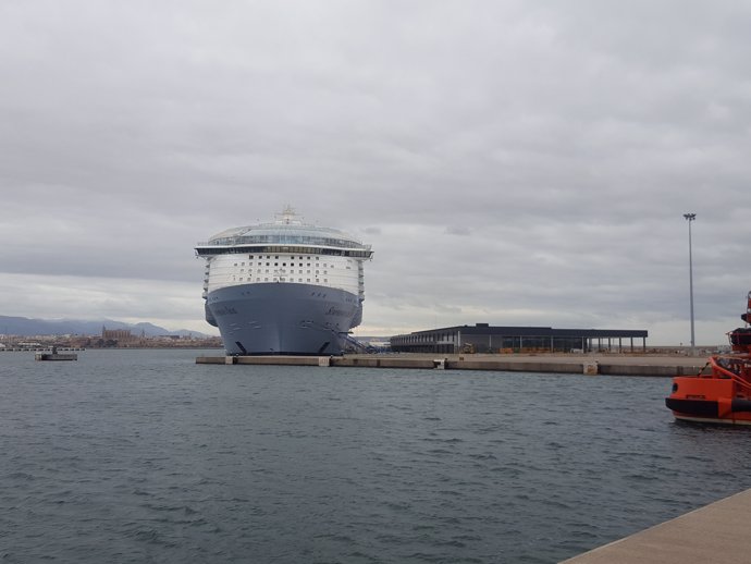 El crucero 'Simphony of the Seas' en el puerto de Palma