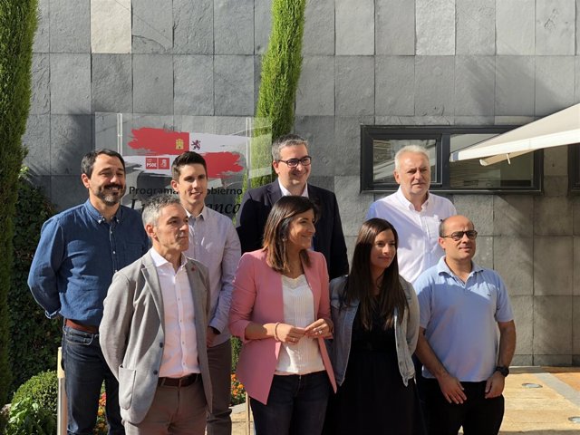 Ana Sánches posa con los secretarios de Organización provinciales, 20-9-18