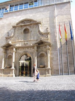 Fachada del Parlamento de La Rioja