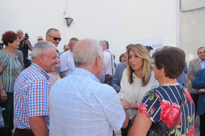 Susana Díaz saludo a vecinos en Castillo de Locubín.