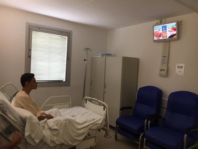 TV en habitación de hospital, paciente