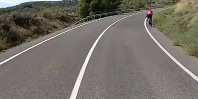Adelantamiento de un camión a un ciclista
