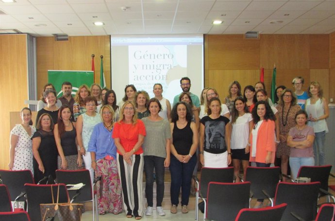 Autoridades y participantes en las jornadas 'Género y Migra-acción'