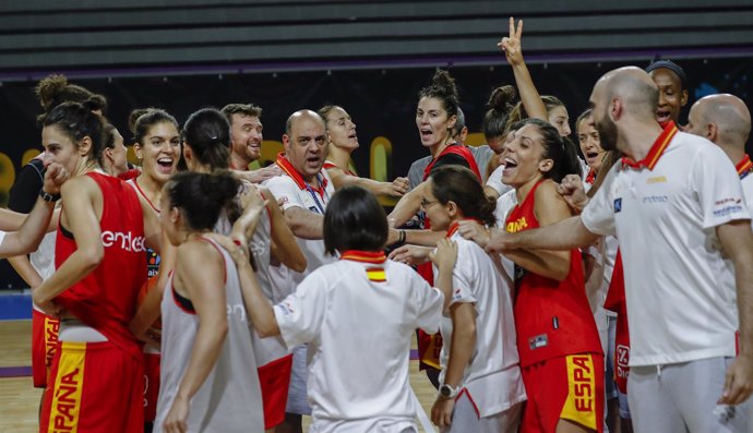 Entrenamiento de la selección española de baloncesto con Mondelo al frente