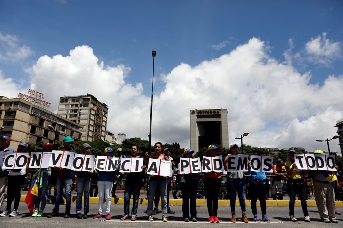 Manifestantes opositores con el lema 'Con violencia perdemos todos'