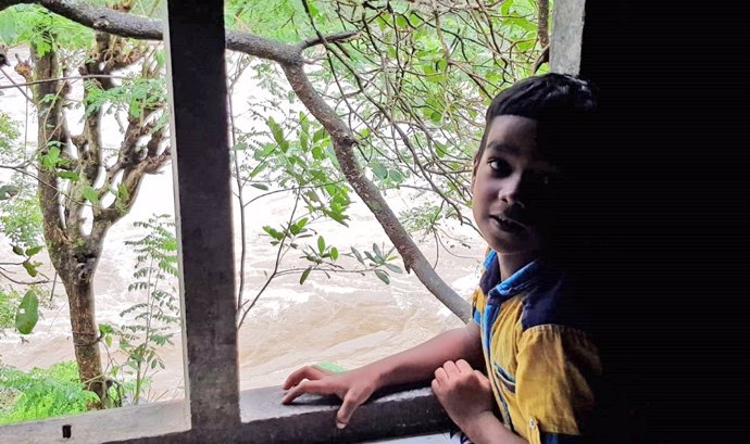 Niño en Kerala (India) durante las inundaciones de 2018